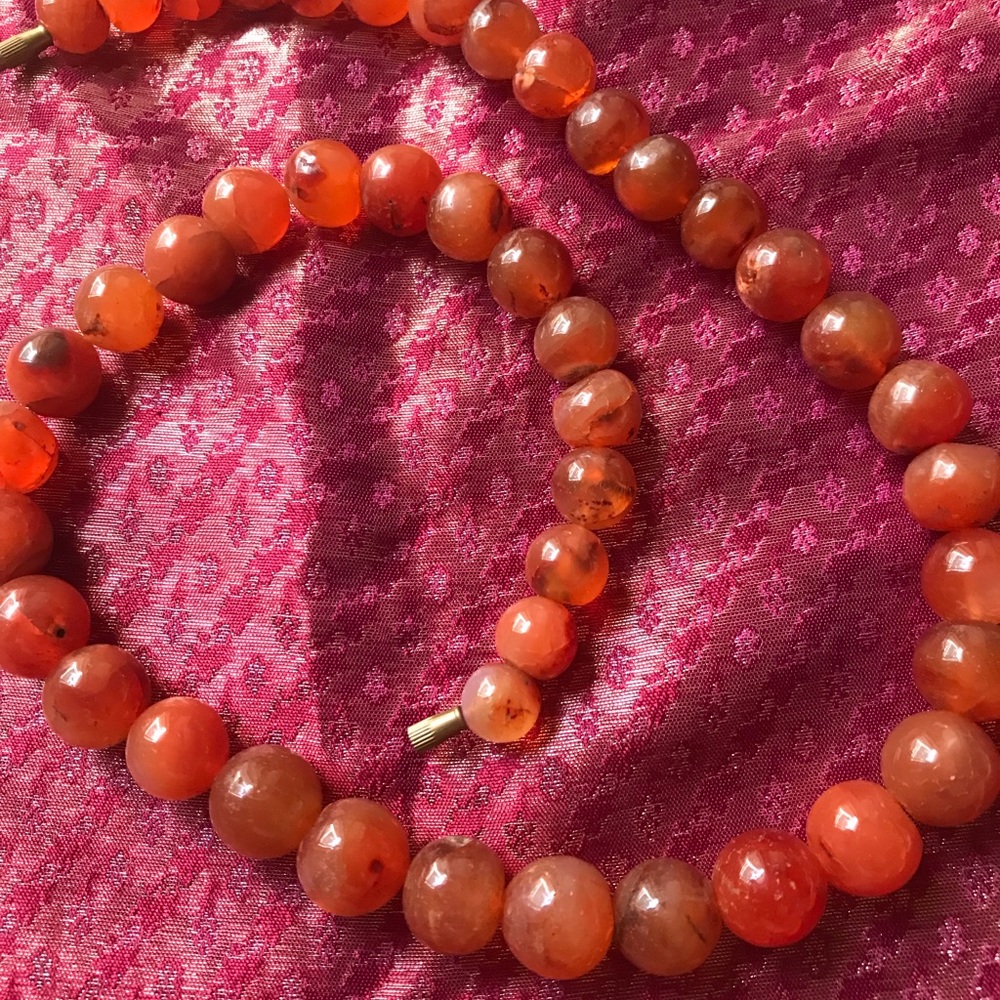 Single strand brown stone